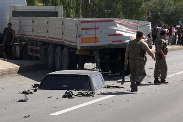 Polis aracı TIR’a çarptı: 2 şehit, 2 yaralı