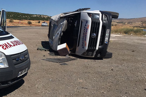 Otomobil, yolcu minibüsüne çarptı: 8 yaralı