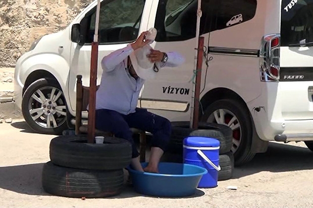 Gaziantep'te sıcaktan bunalan vatandaşlar ne yapacağını şaşırdı