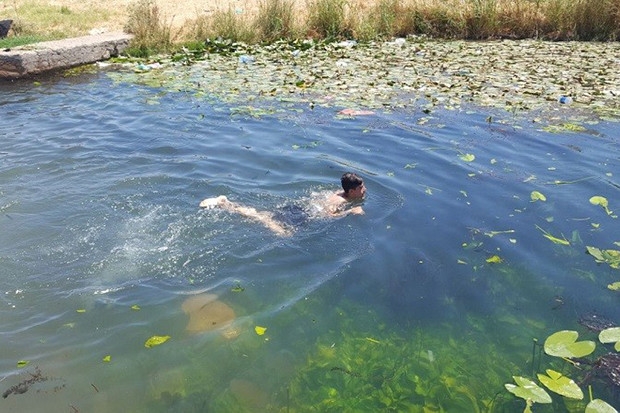 Sıcaktan bunalan gençler Karapınar Gölü'ne koşuyor