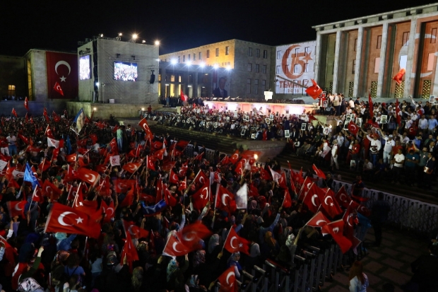 Binlerce vatandaş Cumhurbaşkanı Erdoğan’ın Meclis’e gelmesini bekliyor