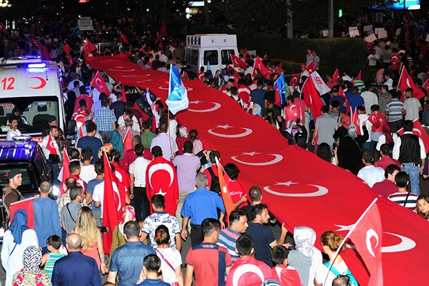 Ankara’da dev Türk bayrağı eşliğinde “Milli İrade’ye Saygı Yürüyüşü”