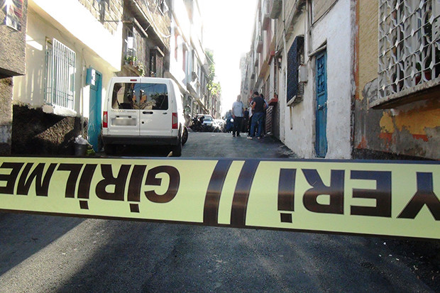 Polisin baskın yaptığı evden 2 el bombası çıktı