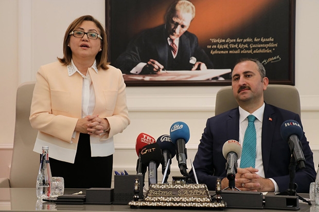 Adalet Bakanı Abdulhamit Gül'den Fatma Şahin'e ziyaret