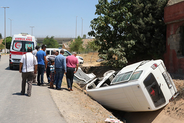 Minibüs şarampole devrildi: 7 yaralı