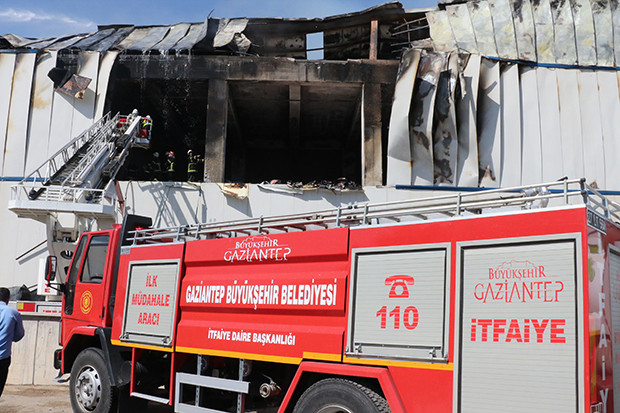 Gaziantep’teki fabrika yangını 3 saat sonra kontrol altına alındı