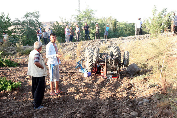 Üzüm bağına yuvarlanan traktör çocuklara çarptı: 2 ölü