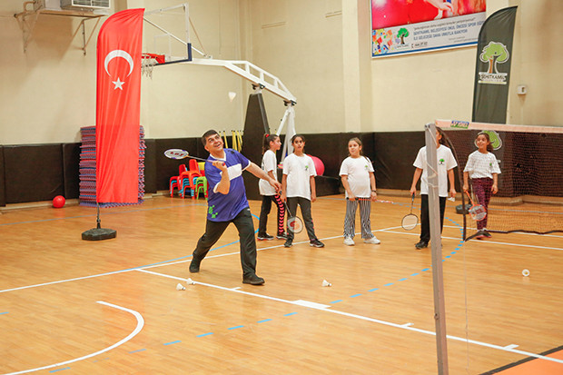 Rıdvan Fadıloğlu, gençlerle badminton oynadı