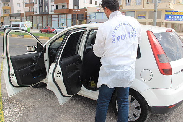 Emekli polis ayrıldığı karısının akrabasını otomobilde kurşun yağmuruna tuttu