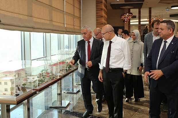 Başbakan Yardımcısı Mehmet Şimşek Merinos Halı'yı gezdi