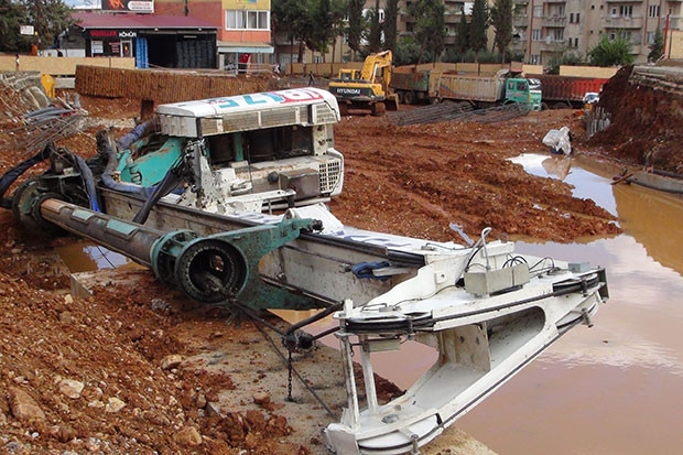 İş makinesinin altında kaldı