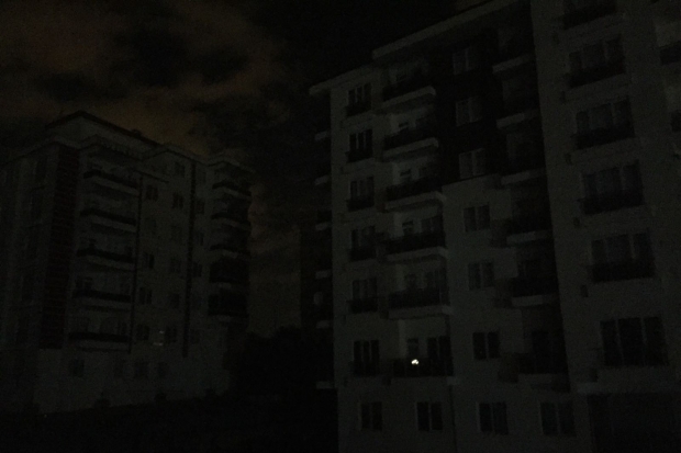 Sık sık kesilen elektrikler mahalleliyi bıktırdı