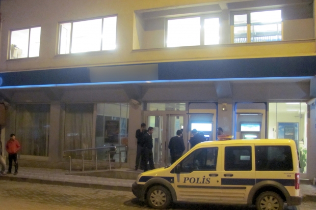 Güvenlik görevlisi bankanın arşiv odasında intihar etti