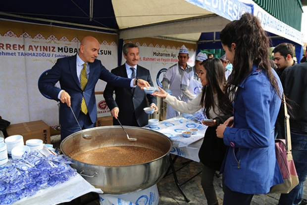 Şahinbey Belediyesi HKÜ’de  Aşure İkram Etti