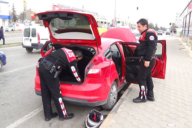 Şüpheliler trafik ışığına takıldı