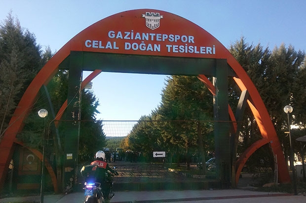 Gaziantepspor'da taraftarlar kulübü bastı