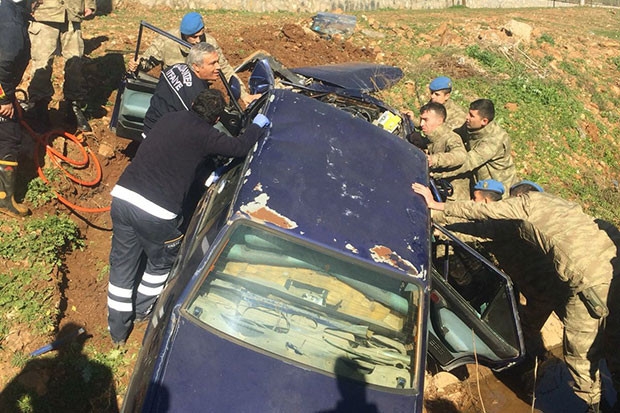 Kaza yapan sürücüyü komandolar kurtardı