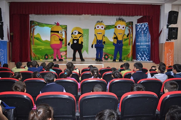Nurdağı'nda öğrencilere tiyatro gösterisi