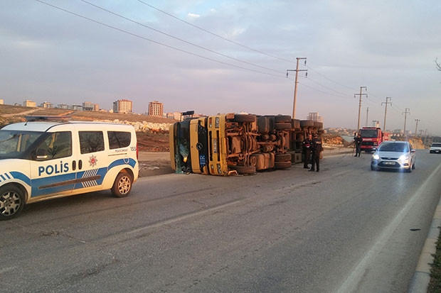 Öndeki araca çarpmamak için tırı devirdi