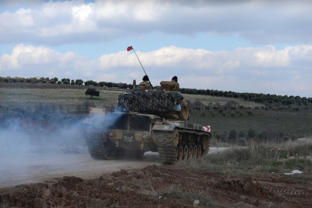 Türk tankları ilerlemeye devam ediyor