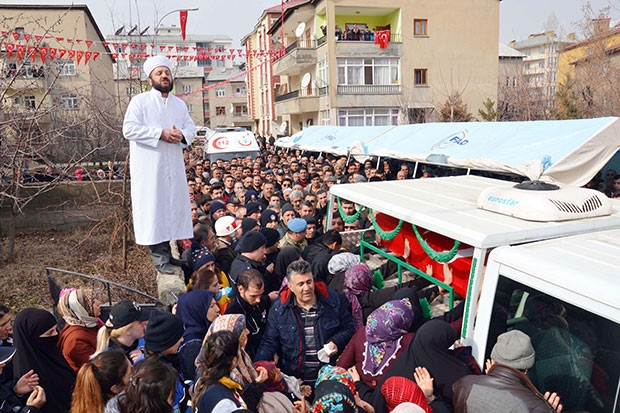 Kürtçe ağıtlarla uğurlandı