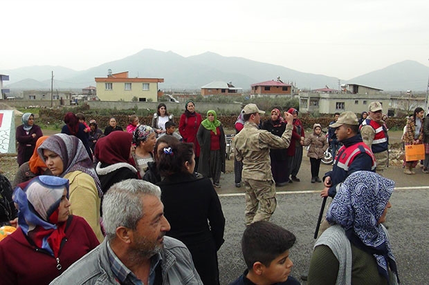 Kadınlar, çevre yolunu ulaşıma kapattı