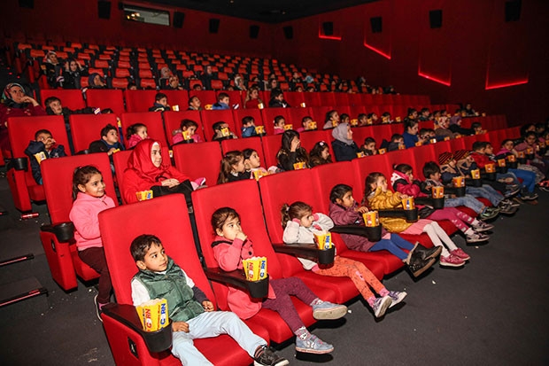 Yüzlerce öğrenci sinemada buluştu