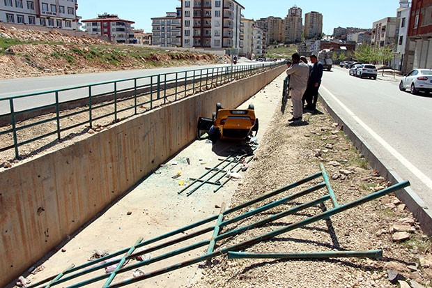 Taksi, su kanalına devrildi: 4 yaralı