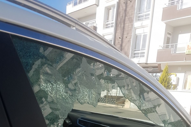 Araçların camları kırıldı