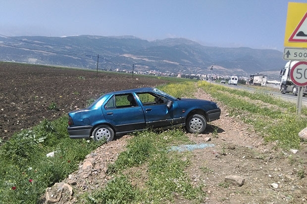 Yoldan çıkan otomobil tarlaya girdi: 1 yaralı