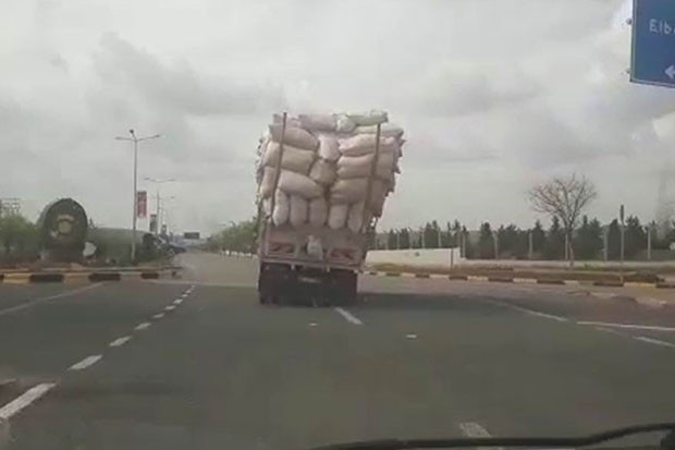 Aşırı yüklü kamyon tehlike saçtı