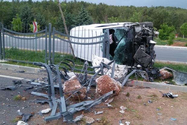 Kontrolden çıkan araç bariyerlere çarpıp refüje çıktı: 1 yaralı