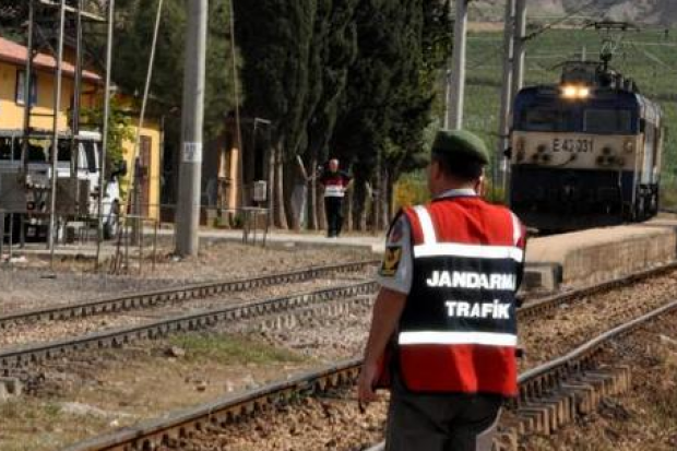 FETÖ'den aranan 2 kişi trende yakalandı