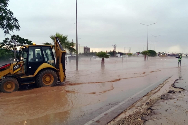 Kilis - Gaziantep karayolu sular altında kaldı