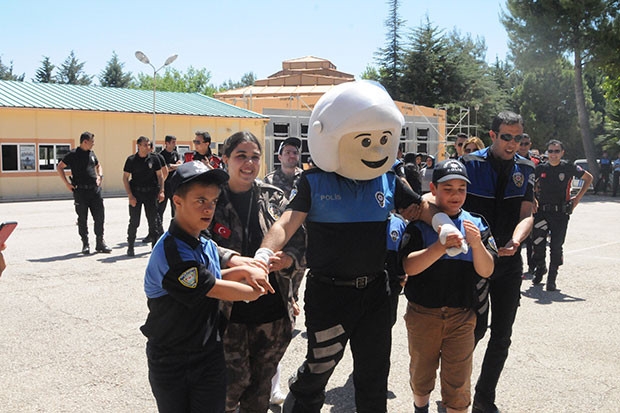 1 günlüğüne polis oldular