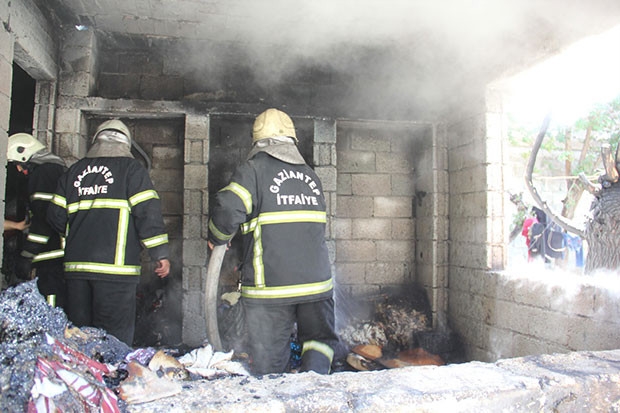 Suriyeli ailenin evinde yangın çıktı