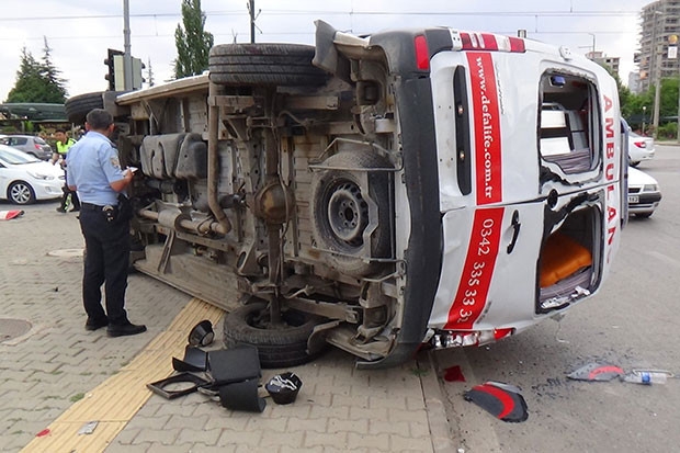 Hasta taşıyan ambulans kaza yaptı