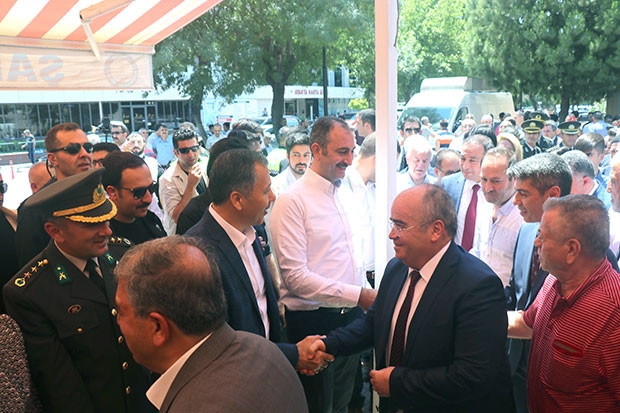Gaziantep protokolü halkla bayramlaştı