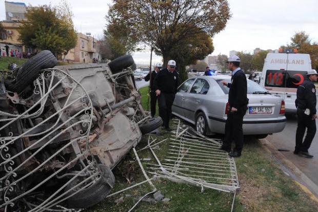 2 kaza: 1’i polis 5 yaralı