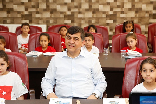 Başkan Fadıloğlu, öğrencilerle derse katıldı