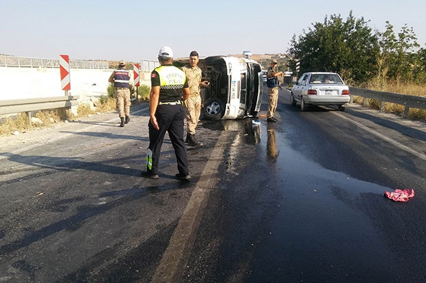 Gaziantep’te işçi servisi yan yattı: 17 yaralı