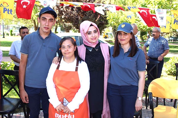 Mutlu kafenin çalışanlarından bayram tebrik kartı