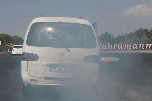 Egzoz dumanıyla trafiği tehlikeye düşürdü