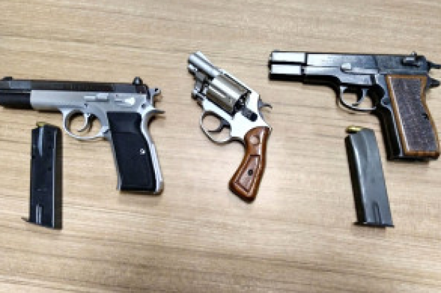 Silah tüccarlarına baskın: 5 gözaltı