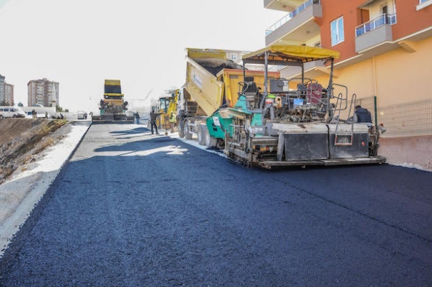 Beykent’te açılan yeni yollar asfaltlanıyor