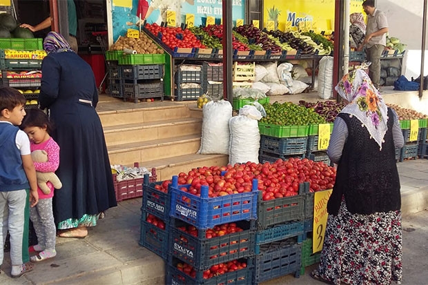 Manavlar yangın yeri domatesin kilosu 5 lira