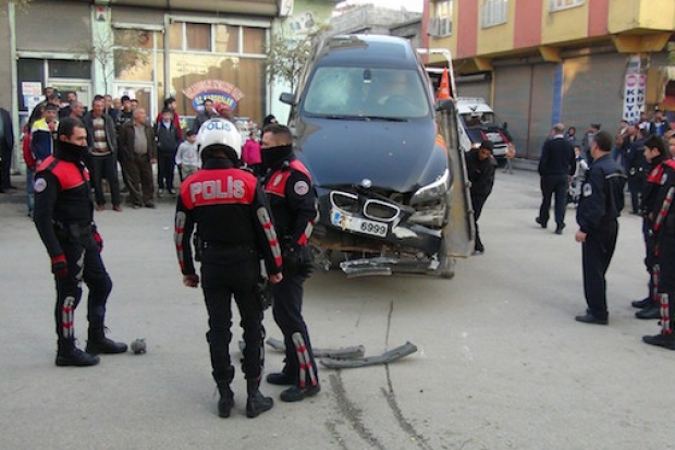 Lüks araçla polis arasında kovalamaca