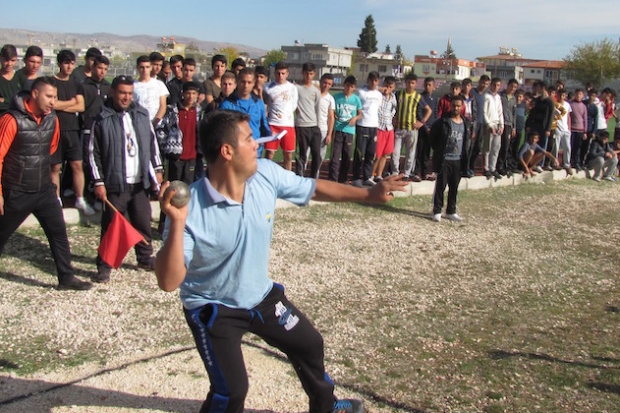 Liseler ve orta okullararası atletizm müsabakaları başladı