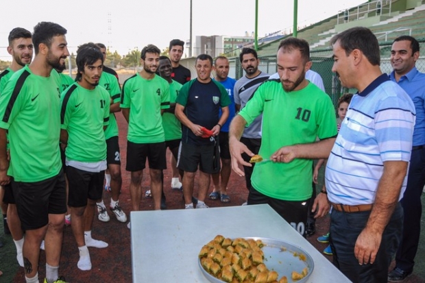 Şehitkamil Belediyespor yönetiminden futbolculara moral ziyareti