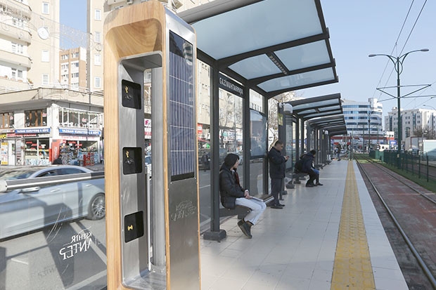 Tramvay duraklarına solar şarj istasyonu